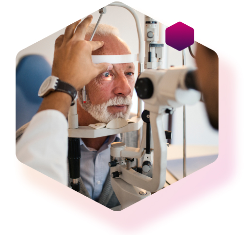 Diabetiker mit diabetischer Retinopathie lässt seine Augen untersuchen Diabetiker mit diabetischer Retinopathie lässt seine Augen untersuchen