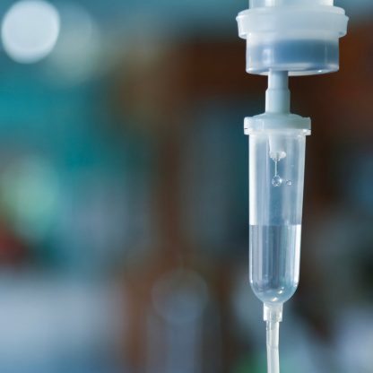 Nahaufnahme eines Infusionsbeutels im Krankenhaus.