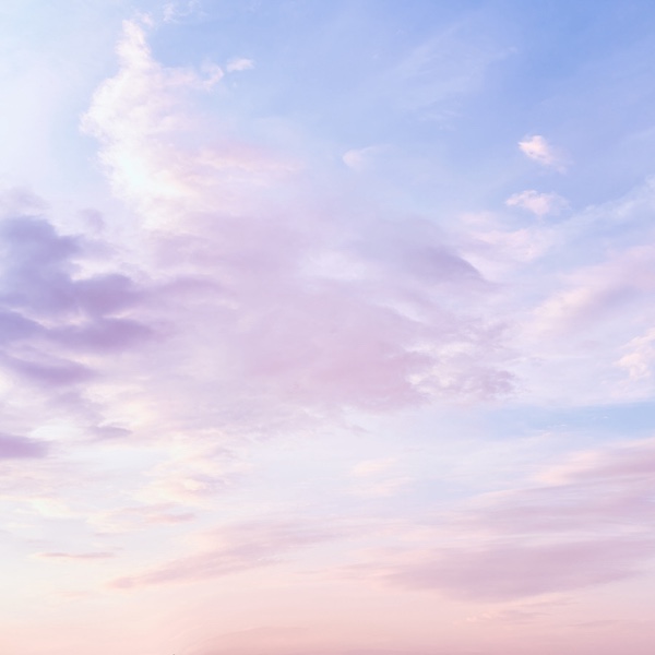 Himmel mit rosa und blauen Wolken bei Sonnenuntergang.