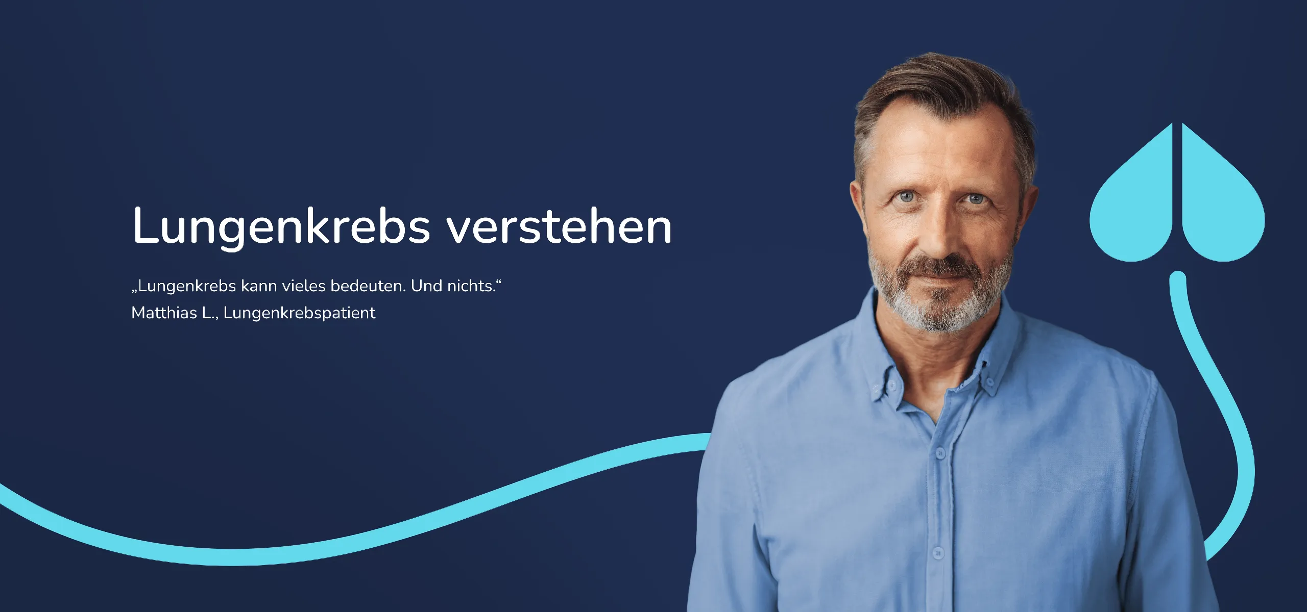 Ein älterer Mann in blauem Pullover steht vor einem blauem Hintergrund und blickt frontal in die Kamera.
