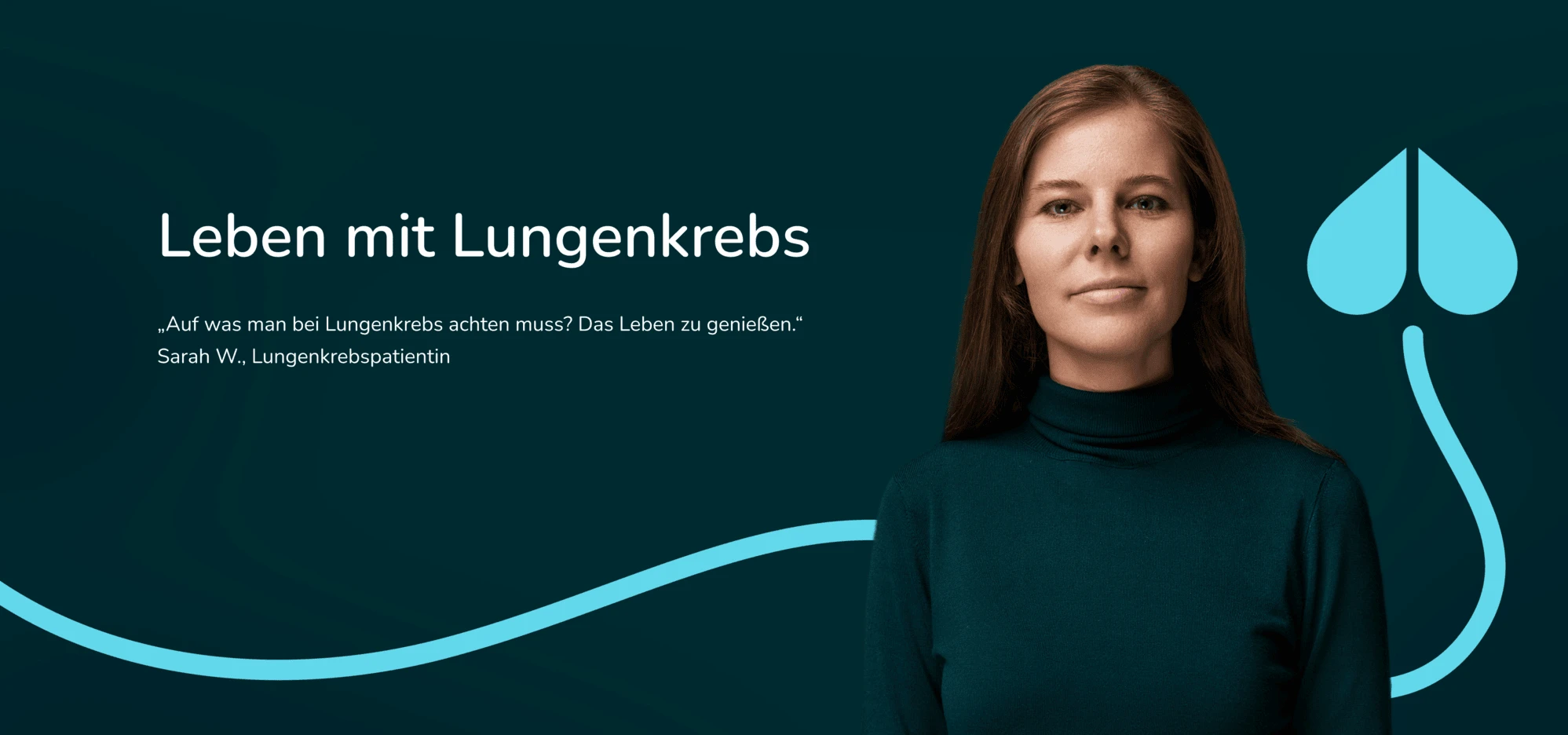 Nahaufnahme einer älteren Frau mit grüner Bluse, die lächelnd vor einem dunklem Hintergrund steht.
