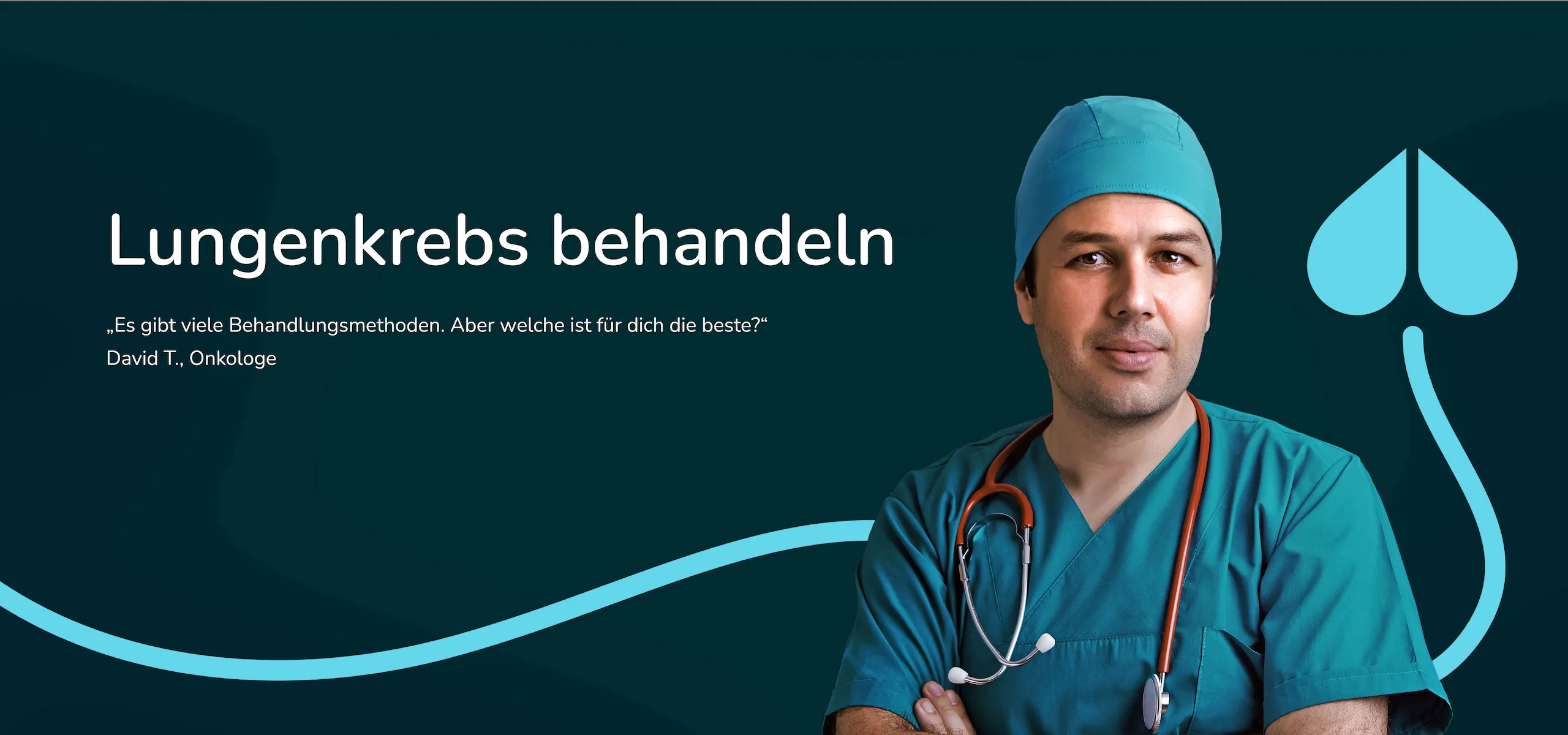 Ein Arzt mit Stethoskop steht vor einem weißen Hintergrund. Er blickt frontal in die Kamera und hat seine Hände in den Taschen der blauen Uniform.