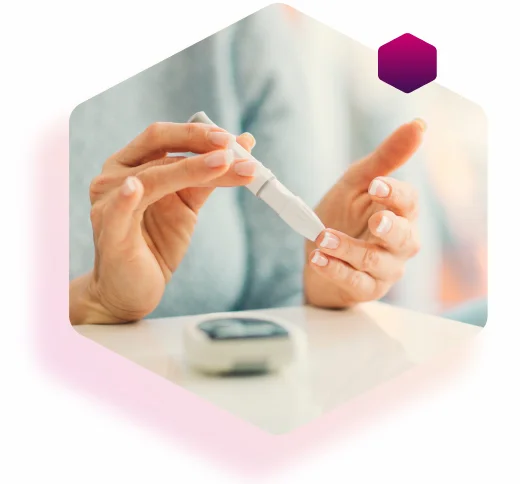 Patientin mit Typ-2 Diabetes misst ihren Blutzucker mit einem Blutzuckermessgerät Patientin mit Typ-2 Diabetes misst ihren Blutzucker mit einem Blutzuckermessgerät
