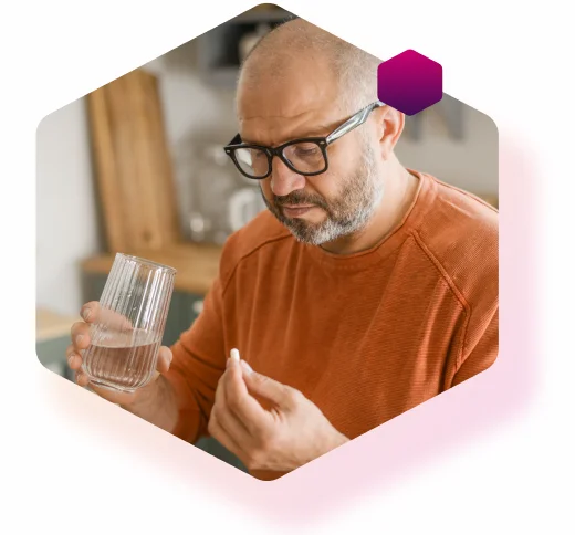 Diabetiker nimmt seine oralen Antidiabetika ein Diabetiker nimmt seine oralen Antidiabetika ein