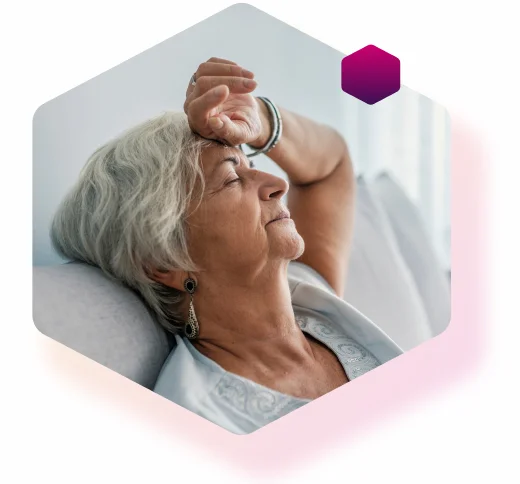 Diabetikerin mit Unterzuckerung (Hypoglykämie) sitzt erschöpft auf der Couch Diabetikerin mit Unterzuckerung (Hypoglykämie) sitzt erschöpft auf der Couch