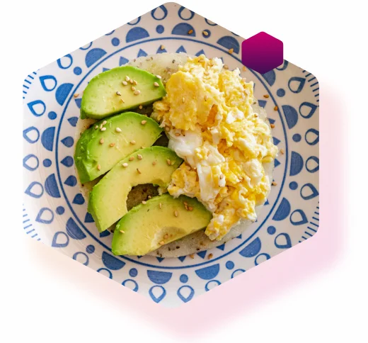 Diabetes-Frühstück: Rührei mit frischer Avocado und Feta-Käse Diabetes-Frühstück: Rührei mit frischer Avocado und Feta-Käse