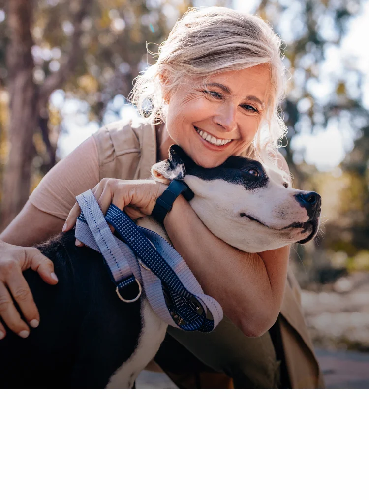 Frau mit Diabetes hat ein glückliches Leben und kuschelt mit ihrem Hund Frau mit Diabetes hat ein glückliches Leben und kuschelt mit ihrem Hund