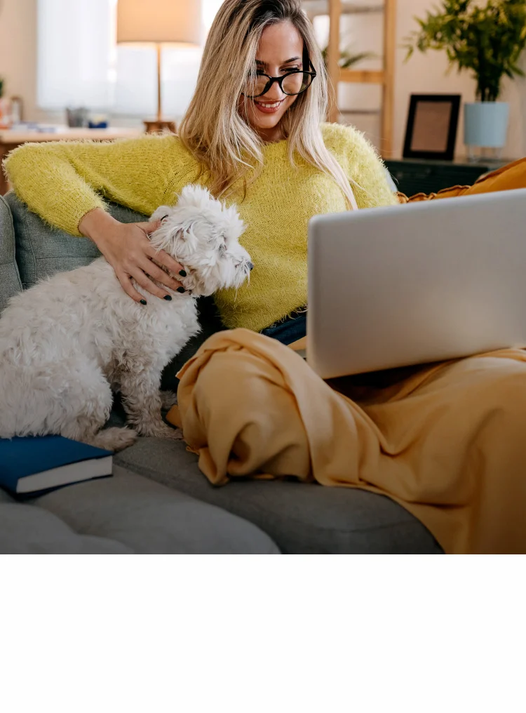 Junge Frau mit Diabetes streichelt ihren Hund auf der Couch Junge Frau mit Diabetes streichelt ihren Hund auf der Couch