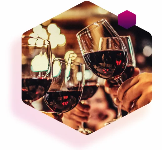 Diabetiker trinken Alkohol (Rotwein) und stoßen an Diabetiker trinken Alkohol (Rotwein) und stoßen an