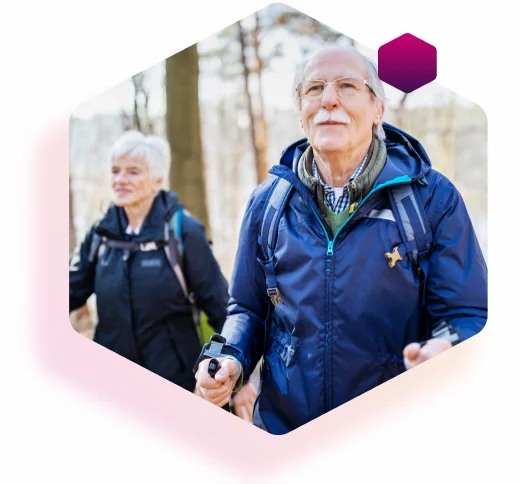 Älteres Paar mit Diabetes spaziert im Park Älteres Paar mit Diabetes spaziert im Park
