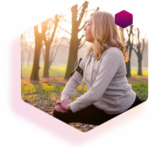 Frau mit Diabetes Typ 2 macht Sportübungen im Park Frau mit Diabetes Typ 2 macht Sportübungen im Park
