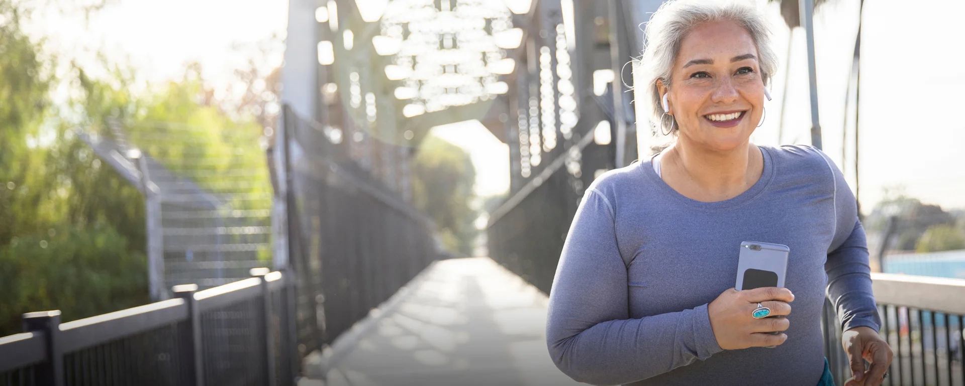 Frau mit Diabetes macht Sport und joggt Frau mit Diabetes macht Sport und joggt