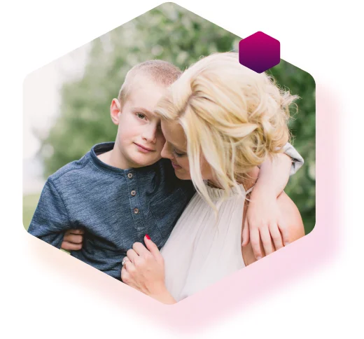Mutter spricht mit ihrem Sohn im Arm über Diabetes Typ 1, die Symptome und Folgeerkrankungen Mutter spricht mit ihrem Sohn im Arm über Diabetes Typ 1, die Symptome und Folgeerkrankungen