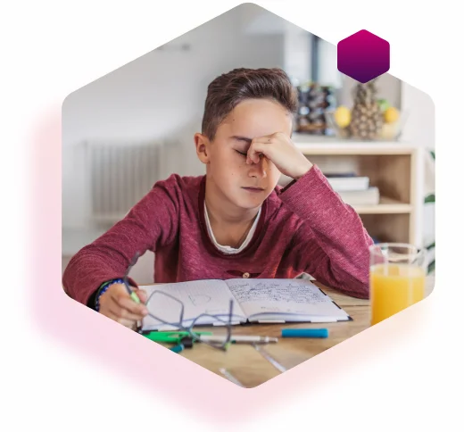 Junge denkt über Symptome von Diabetes Typ 1 und Folgeerkrankungen nach Junge denkt über Symptome von Diabetes Typ 1 und Folgeerkrankungen nach