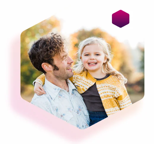 Vater hält sein Kind mit Typ-1-Diabetes auf dem Arm und ist glücklich Vater hält sein Kind mit Typ-1-Diabetes auf dem Arm und ist glücklich