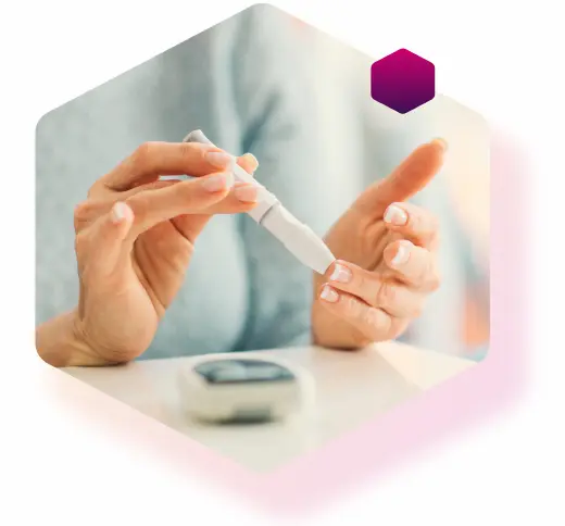 Patientin mit Typ-2 Diabetes kontrolliert ihren Blutzuckerspiegel Patientin mit Typ-2 Diabetes kontrolliert ihren Blutzuckerspiegel